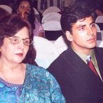 अक्षय कुमार अपनी माता के साथ