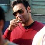 अजय देवगन धूम्रपान करते हुए 