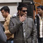  अजय देवगन फिल्म लंदन ड्रीम्स में धूम्रपान करते हुए 
