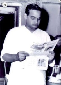 अटल बिहारी वाजपेयी अखबार के साथ 