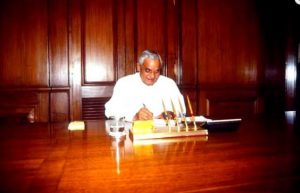 प्रधानमंत्री अटल बिहारी वाजपेयी अपने कार्यालय में