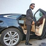  रणवीर सिंह अपनी  कार के साथ 