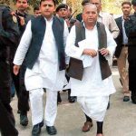 मुलायम सिंह यादव अपने बेटे अखिलेश यादव के साथ