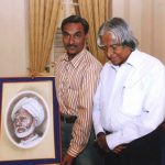  ए पी जे अब्दुल कलाम आजाद अपने पिता की पेंटिंग के साथ 