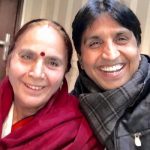कुमार विश्वास अपनी माँ के साथ