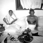  महात्मा गांधी कस्तूरबा गांधी के साथ   