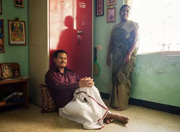 अरुनाचलम मुरुगनांथम अपनी पत्नी के साथ