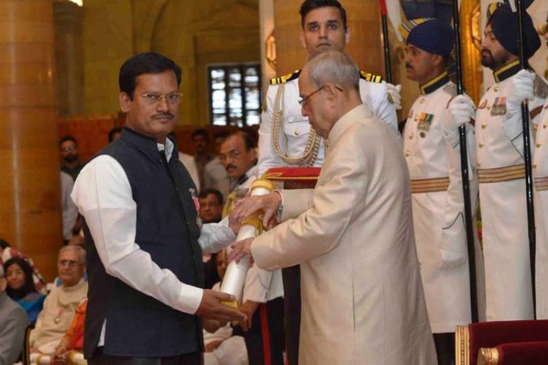 अरुनाचलम मुरुगनांथम पद्म श्री पुरस्कार प्राप्त करते हुए