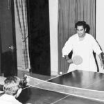 किशोर कुमार टेबल टेनिस खेलते हुए 