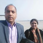 जयराम ठाकुर अपनी पत्नी के साथ 