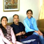 जयराम ठाकुर अपनी बेटियों के साथ