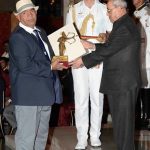 महावीर सिंह फोगाट द्रोणाचार्य पुरस्कार प्राप्त करते हुए 