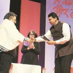 विनोद दुआ मुख्यमंत्री देवेंद्र फड़नवीस द्वारा रेडइंक पुरस्कार प्राप्त करते हुए 
