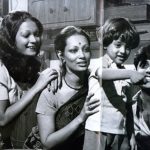 जगजीत सिंह अपनी पत्नी, बेटे और सौतेली-बेटी मोनिका के साथ 