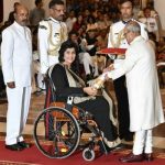 दीपा मलिक पद्म श्री पुरस्कार प्राप्त करती हुई 