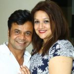  राजपाल यादव अपनी पत्नी के साथ 