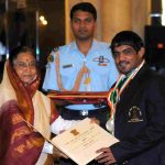 सुशील कुमार राजीव गांधी खेल रत्न पुरस्कार प्राप्त करते हुए 