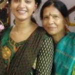 अनुष्का शेट्टी अपनी माँ के साथ 