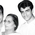 जितेंद्र (दाईं ओर) अपने भाई (बाईं ओर) और माँ के साथ 