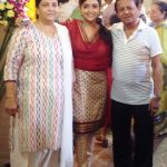 मोनाली ठाकुर अपने माता पिता के साथ 