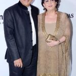 सुनील गावस्कर अपनी पत्नी के साथ 