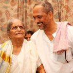 नाना पाटेकर अपनी माँ के साथ 