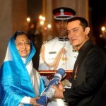 आमिर खान पद्म भूषण पुरस्कार ग्रहण करते हुए 