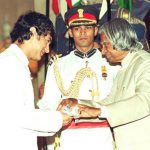 आमिर खान पद्म श्री पुरस्कार ग्रहण करते हुए 