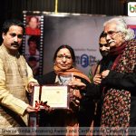 शारदा सिन्हा सिनेयात्रा पुरस्कार ग्रहण करते हुए 