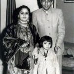 शाहरुख खान के माता- पिता और उनकी बहन बाल्यावस्था में 