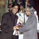 शाहरुख़ खान पद्मश्री पुरस्कार ग्रहण करते हुए  