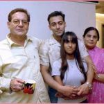 सलमान खान अपने माता-पिता और बहन के साथ 