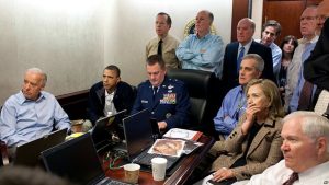 बराक ओबामा राष्ट्रीय सुरक्षा टीम के साथ ऑपरेशन को लाइव देखते हुए 