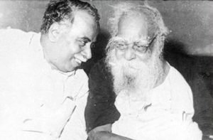 सी.एन. अन्नादुरई (बाईं ओर) पेरियार (दाईं ओर)