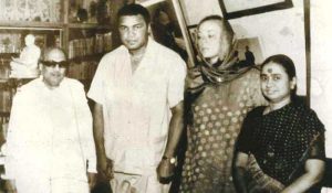 एम. करूणानिधि और अपनी पत्नी दयालु अम्मल और महान मुक्केबाज मोहम्मद अली की पत्नी वरोनिका के साथ 