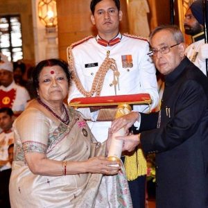 कनुप्रिया पंडित की माता उषा किरण खान पद्मश्री पुरस्कार ग्रहण करते हुए 
