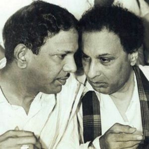एम.करुणानिधि (बाईं ओर) अपने मित्र एम. जी. रामचंद्रन (दाईं ओर) के साथ 