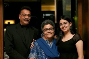 नमिता भट्टाचार्य अपने पति और बेटी के साथ 