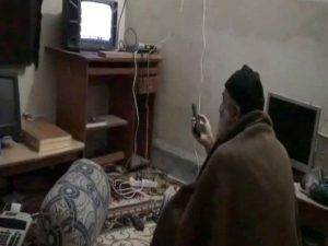 ओसामा बिन लादेन एबोटाबाद घर में टीवी देखते हुए 