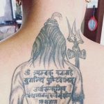 हर्ष की पीठ पर महामृत्युंजय मंत्र के साथ भगवान शिव की छवि का टैटू 