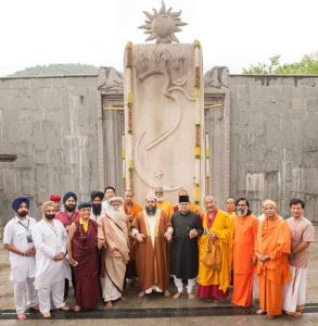 जग्गी वासुदेव विभिन्न धार्मिक गुरुओं के साथ 