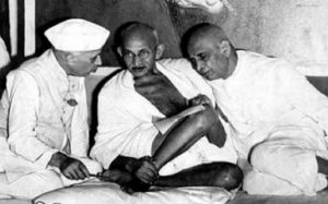 सरदार पटेल महात्मा गांधी और पं. जवाहर लाल नेहरू के साथ 