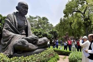 गांधी जी की प्रतिमा संसद भवन में 