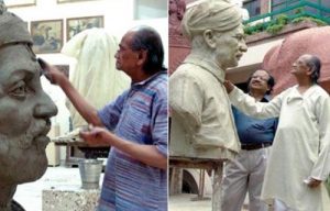 राम वी सुतार मूर्ति बनाते हुए 