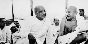 सरदार पटेल महात्मा गांधी के साथ 