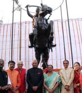 भारत के राष्ट्रपति रामनाथ कोविंद ने भोपाल में गुरु तेग बहादुर कॉम्प्लेक्स में झलकारी बाई की प्रतिमा का अनावरण करते हुए 