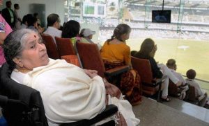 रजनी तेंदुलकर मुंबई के वानखेड़े स्टेडियम में मैच देखते हुए 