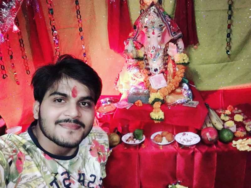 Arvind Akela praying to Lord Ganesha