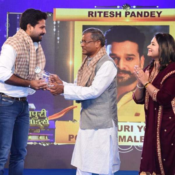 Ritesh Pandey with the Best Popular Young Male Singer Award (2015)