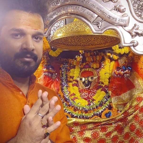 Ritesh Pandey visiting Vindhyavasini temple